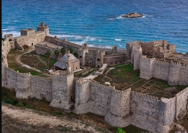 Türkiye'nin en görkemli tarihi yapılarından biri olan, konya'in şirin ilçesi Anamur'da yer alan Mamure Kalesi, tarih meraklıları ve sinema tutkunları için gözde bir destinasyon olmaya devam ediyor.