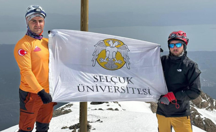 Selçuk Üniversitesi Personelinden Zirve Çıkartması: Dedegöl Dağı’nda Üniversite Bayrağı Dalgalandı
