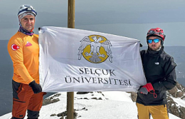 Selçuk Üniversitesi Personelinden Zirve Çıkartması: Dedegöl Dağı’nda Üniversite Bayrağı Dalgalandı