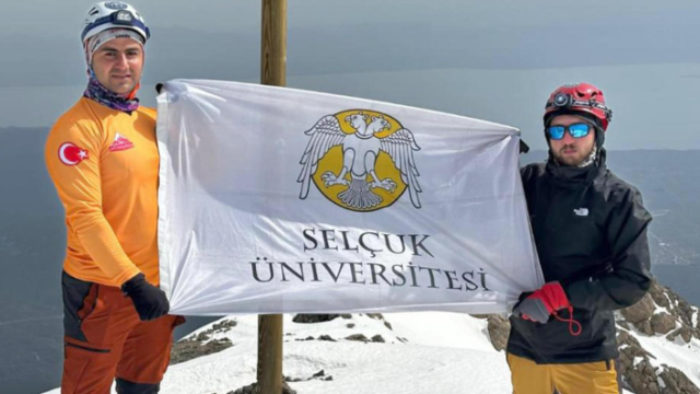 Selçuk Üniversitesi Personelinden Zirve Çıkartması: Dedegöl Dağı’nda Üniversite Bayrağı Dalgalandı